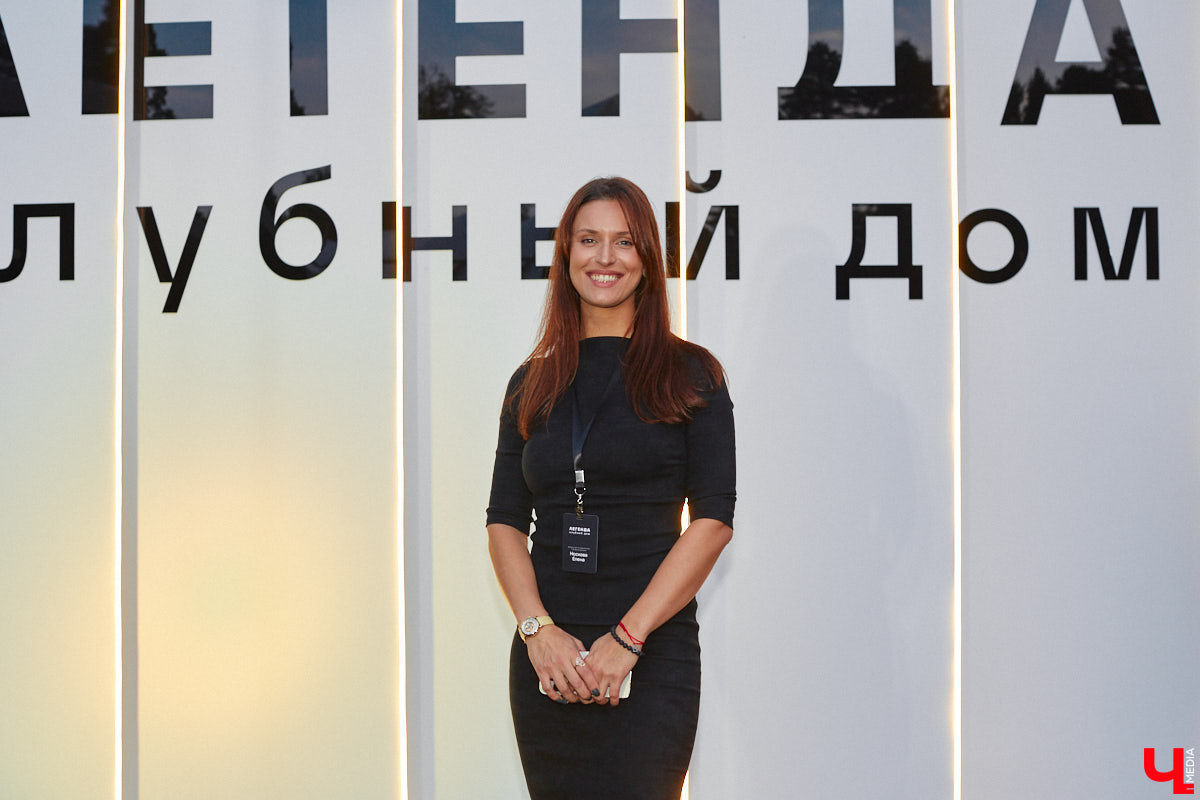 В Коврове состоялось поистине знаковое для города событие: презентация клубного дома на улице Чернышевского. Уже с первого взгляда на проект стало понятно: это будет не просто круто, а легендарно! Ступенчатый объем здания, закрытая зона отдыха на стилобате с фитнес-площадкой и лаунж-зоной, двухуровневые пентхаусы — это лишь часть того, что предлагает застройщик для комфорта будущих владельцев квартир.