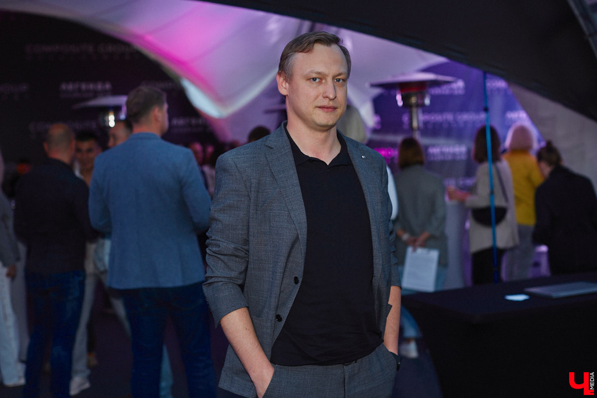 В Коврове состоялось поистине знаковое для города событие: презентация клубного дома на улице Чернышевского. Уже с первого взгляда на проект стало понятно: это будет не просто круто, а легендарно! Ступенчатый объем здания, закрытая зона отдыха на стилобате с фитнес-площадкой и лаунж-зоной, двухуровневые пентхаусы — это лишь часть того, что предлагает застройщик для комфорта будущих владельцев квартир.