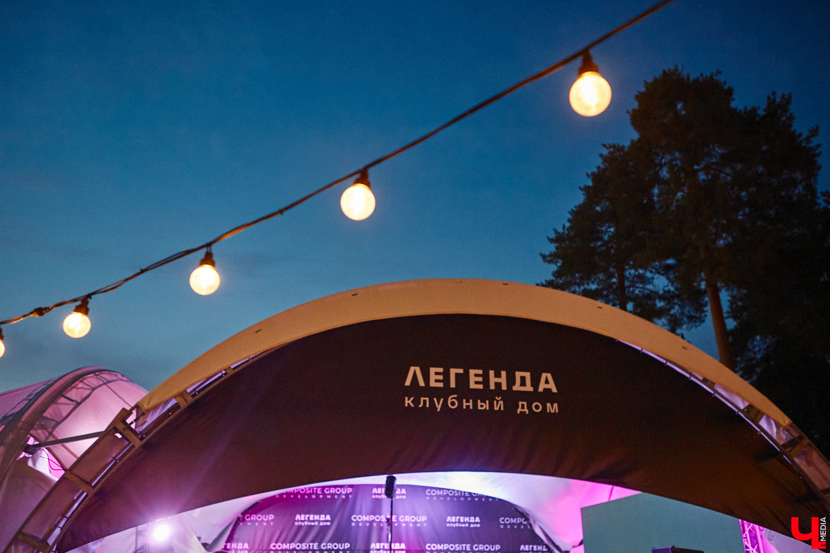 В Коврове состоялось поистине знаковое для города событие: презентация клубного дома на улице Чернышевского. Уже с первого взгляда на проект стало понятно: это будет не просто круто, а легендарно! Ступенчатый объем здания, закрытая зона отдыха на стилобате с фитнес-площадкой и лаунж-зоной, двухуровневые пентхаусы — это лишь часть того, что предлагает застройщик для комфорта будущих владельцев квартир.