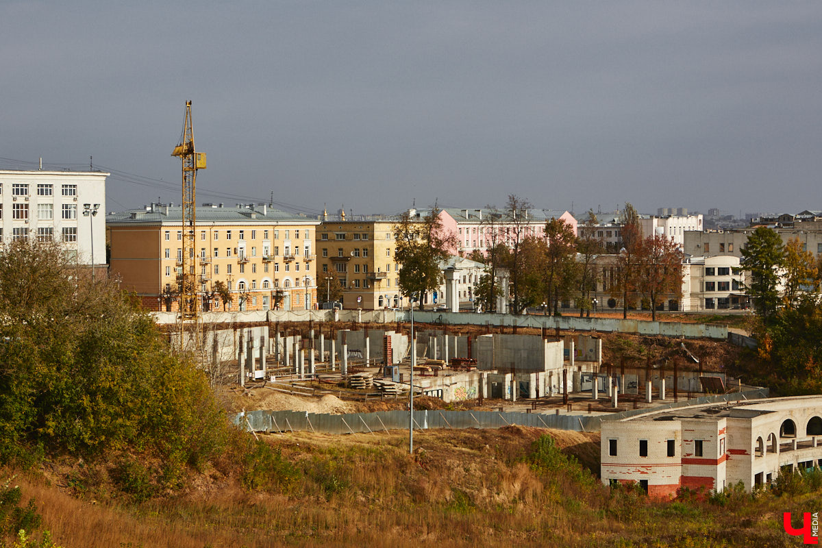 На Студеной Горе во Владимире идет строительство нового отеля, некогда застывшего. Какое название он получит в итоге, еще неизвестно. Ясно одно: это будет точно не «Хилтон». Рассказываем, что уже успели сделать и к какому сроку гостиницу обещают достроить.