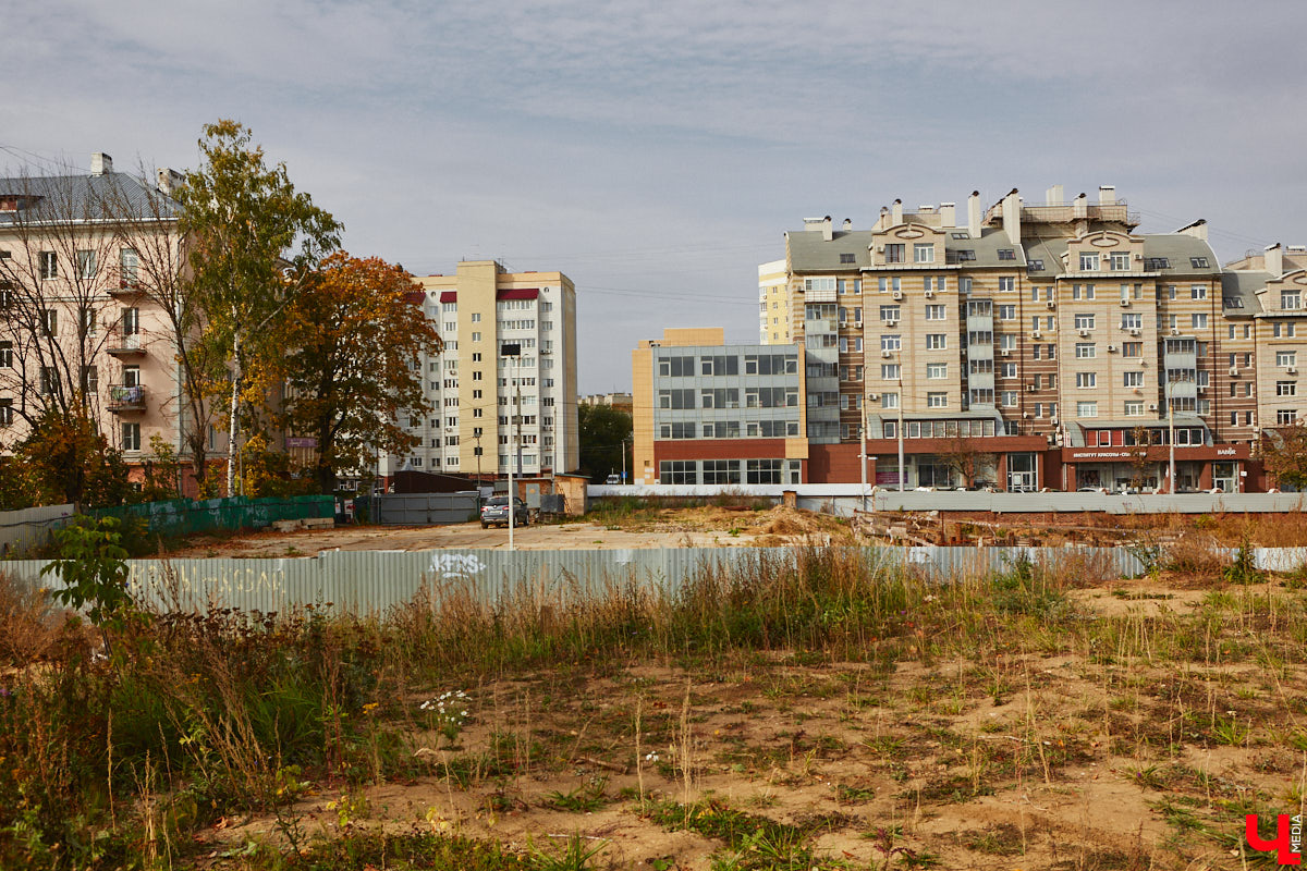 На Студеной Горе во Владимире идет строительство нового отеля, некогда застывшего. Какое название он получит в итоге, еще неизвестно. Ясно одно: это будет точно не «Хилтон». Рассказываем, что уже успели сделать и к какому сроку гостиницу обещают достроить.