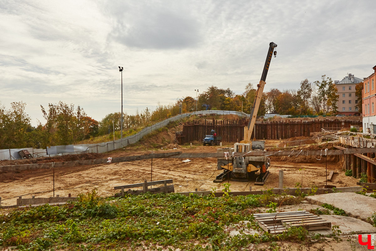 На Студеной Горе во Владимире идет строительство нового отеля, некогда застывшего. Какое название он получит в итоге, еще неизвестно. Ясно одно: это будет точно не «Хилтон». Рассказываем, что уже успели сделать и к какому сроку гостиницу обещают достроить.
