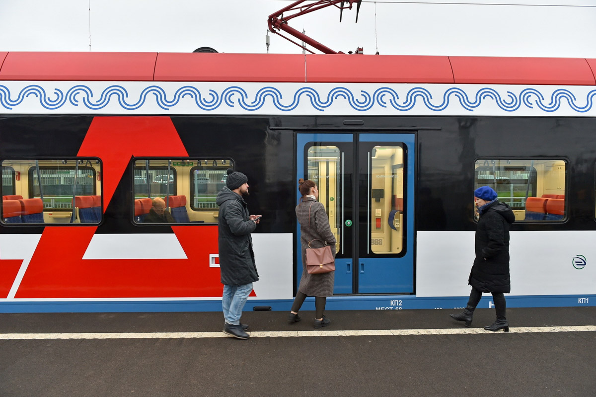 Жители областного центра смогут добраться до Москвы на метро. О подземных вагонах речи, конечно же, не идет. Два города соединят наземные электрички повышенной комфортности. Но ходить они будут в шесть раз чаще, чем это происходит сегодня. Время ожидания в час пик не будет превышать 20 — 30 минут.