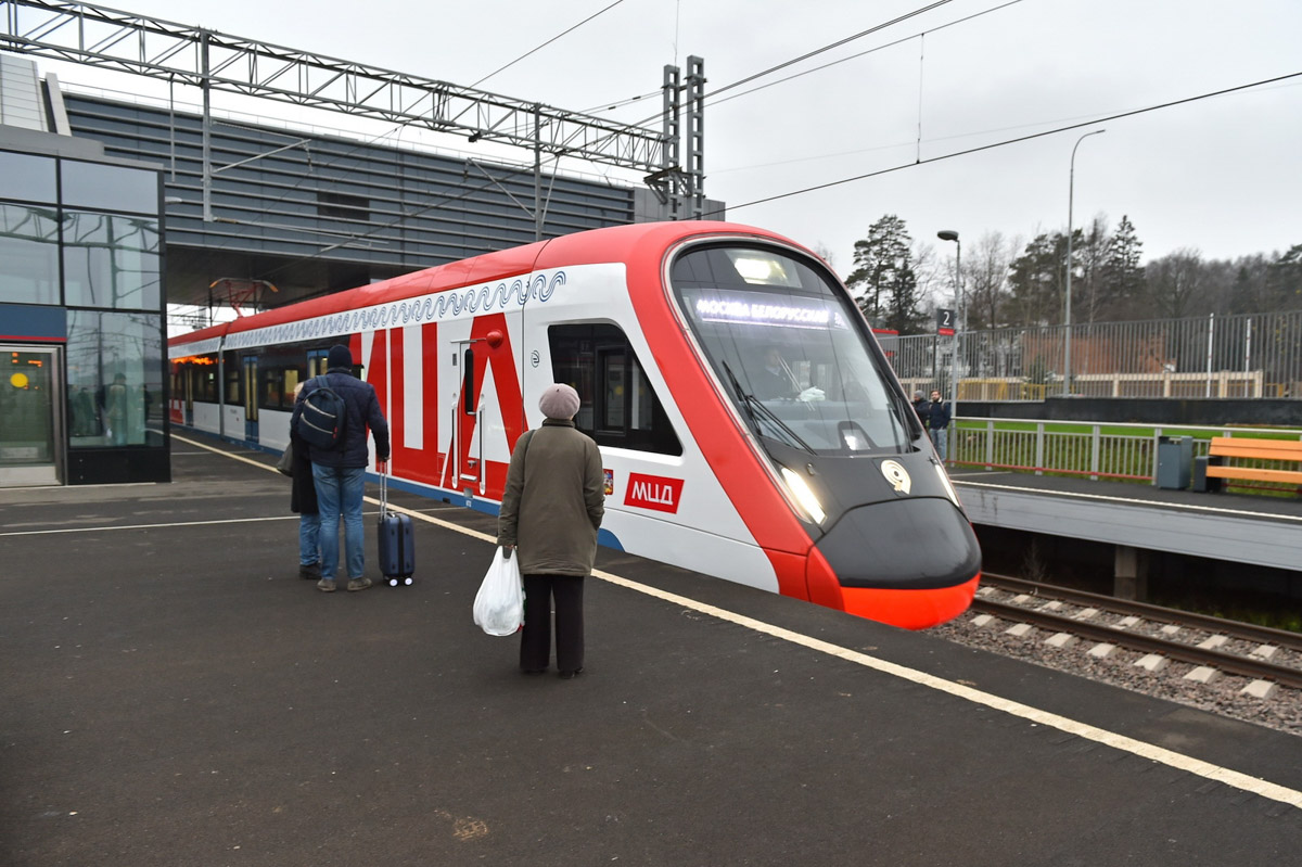 Жители областного центра смогут добраться до Москвы на метро. О подземных вагонах речи, конечно же, не идет. Два города соединят наземные электрички повышенной комфортности. Но ходить они будут в шесть раз чаще, чем это происходит сегодня. Время ожидания в час пик не будет превышать 20 — 30 минут.