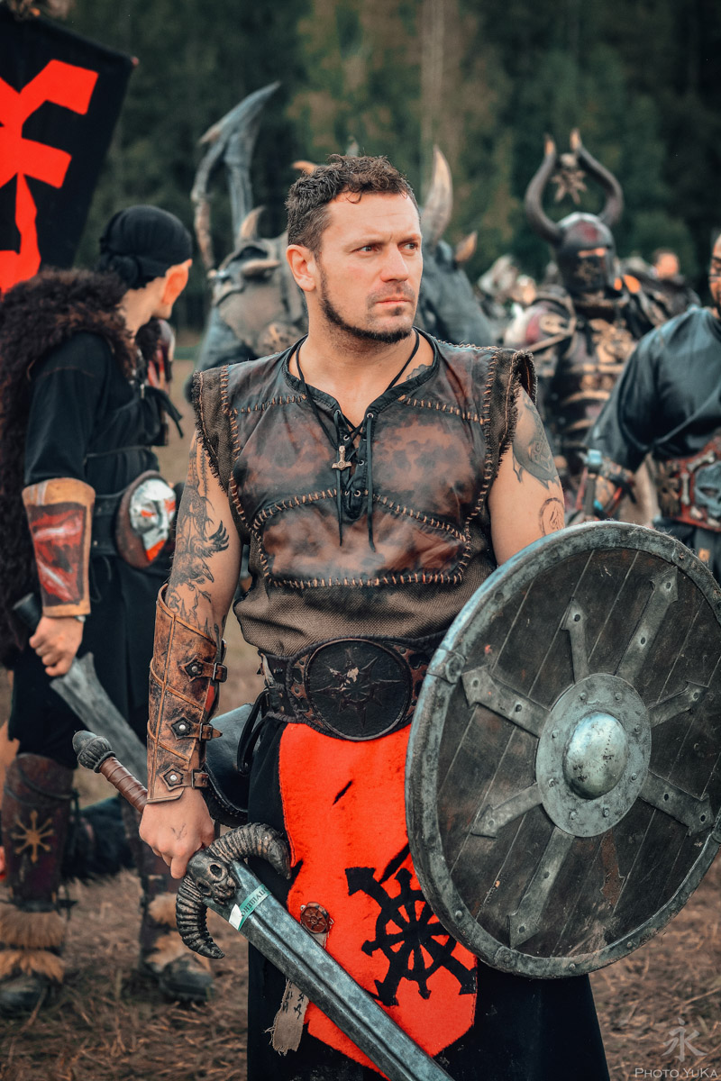 Ролевые игры — формат досуга для людей с фантазией. Тех, кто без проблем может перенестись в другую вселенную, а то и в несколько за сезон. Владимирец Олег Тютин за 15 лет сменил более десятка, в числе которых фэнтези-сеттинг Warhammer и постап-мир «Ареал». Костюмы, в которых он ищет опасные аномалии и участвует в штурмах, герой продемонстрировал «Ключ-Медиа».