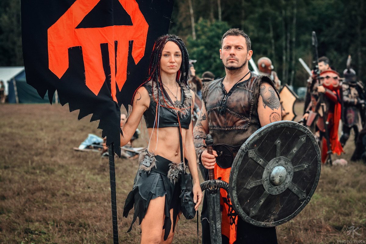 Ролевые игры — формат досуга для людей с фантазией. Тех, кто без проблем может перенестись в другую вселенную, а то и в несколько за сезон. Владимирец Олег Тютин за 15 лет сменил более десятка, в числе которых фэнтези-сеттинг Warhammer и постап-мир «Ареал». Костюмы, в которых он ищет опасные аномалии и участвует в штурмах, герой продемонстрировал «Ключ-Медиа».