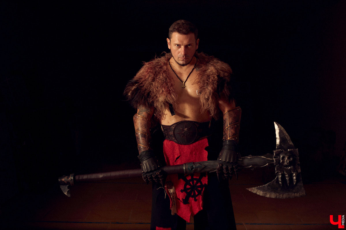 Ролевые игры — формат досуга для людей с фантазией. Тех, кто без проблем может перенестись в другую вселенную, а то и в несколько за сезон. Владимирец Олег Тютин за 15 лет сменил более десятка, в числе которых фэнтези-сеттинг Warhammer и постап-мир «Ареал». Костюмы, в которых он ищет опасные аномалии и участвует в штурмах, герой продемонстрировал «Ключ-Медиа».