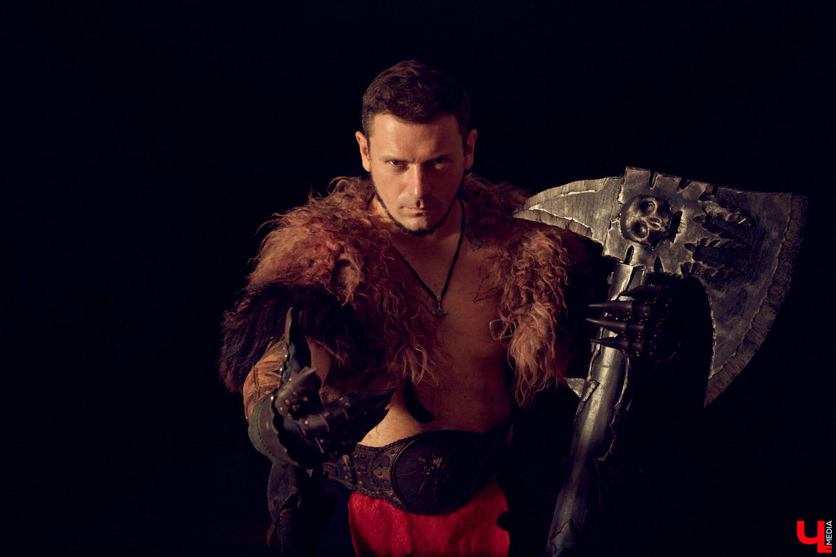 Ролевые игры — формат досуга для людей с фантазией. Тех, кто без проблем может перенестись в другую вселенную, а то и в несколько за сезон. Владимирец Олег Тютин за 15 лет сменил более десятка, в числе которых фэнтези-сеттинг Warhammer и постап-мир «Ареал». Костюмы, в которых он ищет опасные аномалии и участвует в штурмах, герой продемонстрировал «Ключ-Медиа».