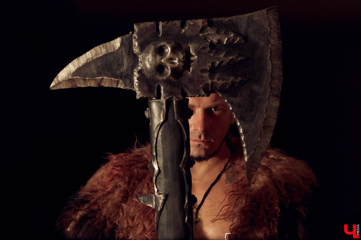 Ролевые игры — формат досуга для людей с фантазией. Тех, кто без проблем может перенестись в другую вселенную, а то и в несколько за сезон. Владимирец Олег Тютин за 15 лет сменил более десятка, в числе которых фэнтези-сеттинг Warhammer и постап-мир «Ареал». Костюмы, в которых он ищет опасные аномалии и участвует в штурмах, герой продемонстрировал «Ключ-Медиа».