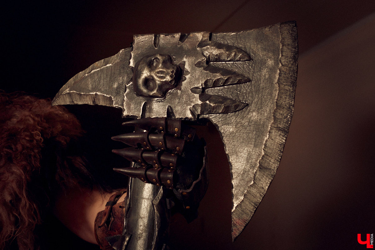 Ролевые игры — формат досуга для людей с фантазией. Тех, кто без проблем может перенестись в другую вселенную, а то и в несколько за сезон. Владимирец Олег Тютин за 15 лет сменил более десятка, в числе которых фэнтези-сеттинг Warhammer и постап-мир «Ареал». Костюмы, в которых он ищет опасные аномалии и участвует в штурмах, герой продемонстрировал «Ключ-Медиа».