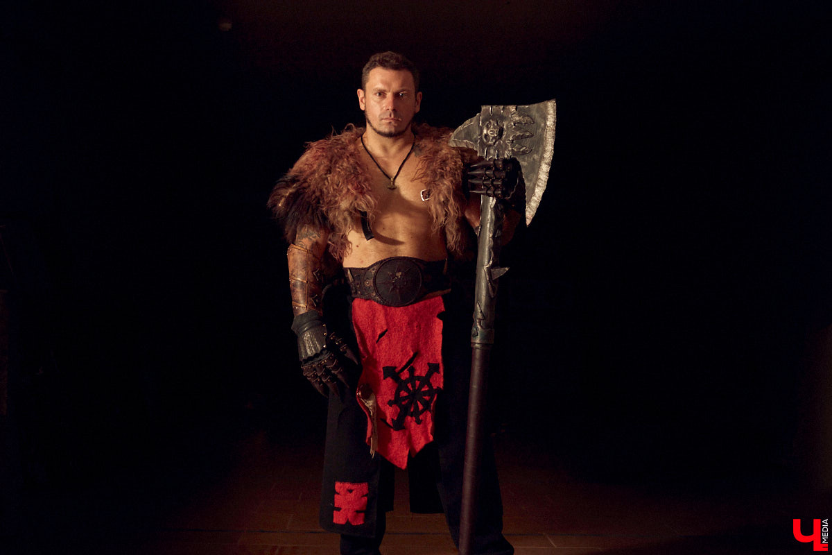 Ролевые игры — формат досуга для людей с фантазией. Тех, кто без проблем может перенестись в другую вселенную, а то и в несколько за сезон. Владимирец Олег Тютин за 15 лет сменил более десятка, в числе которых фэнтези-сеттинг Warhammer и постап-мир «Ареал». Костюмы, в которых он ищет опасные аномалии и участвует в штурмах, герой продемонстрировал «Ключ-Медиа».