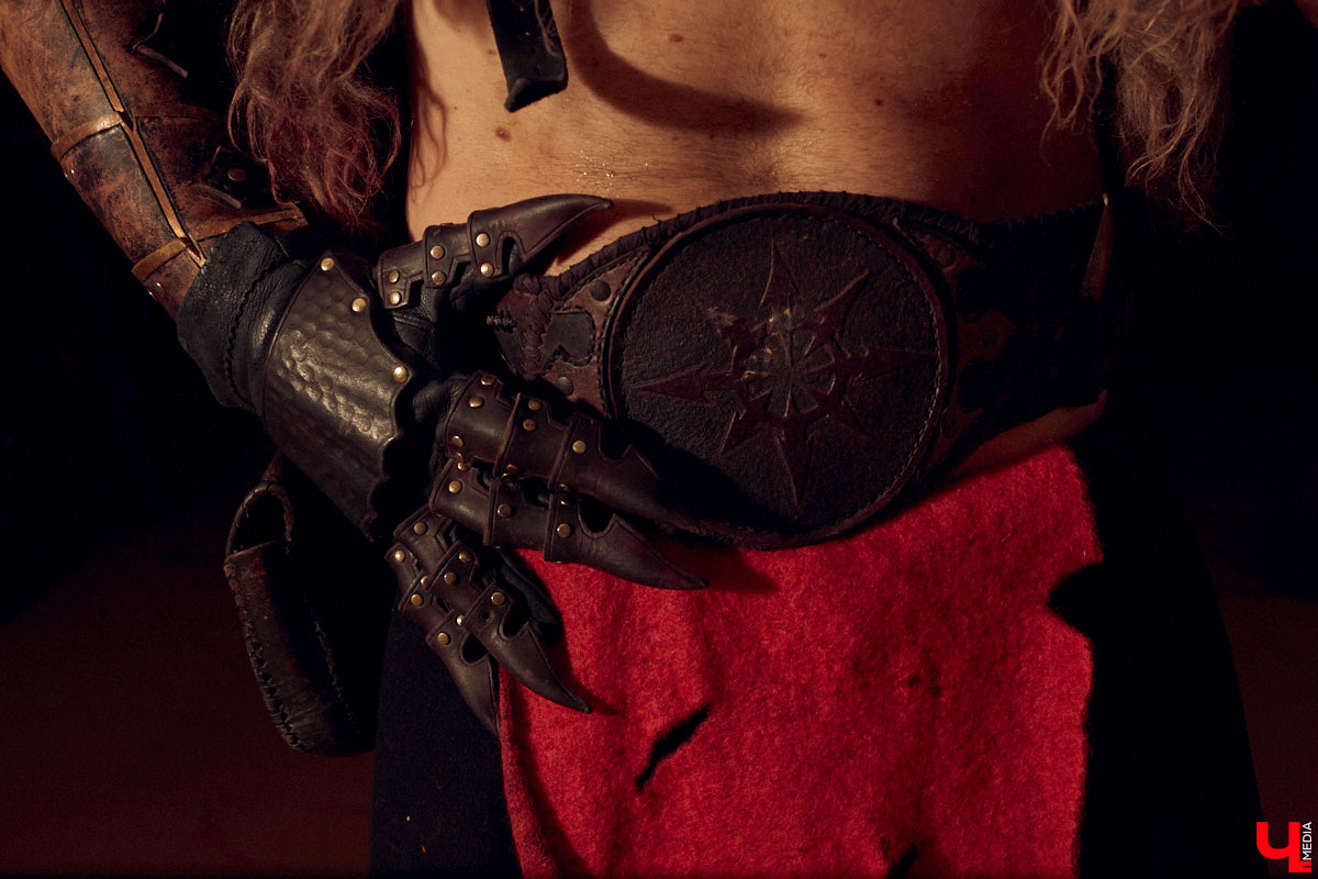 Ролевые игры — формат досуга для людей с фантазией. Тех, кто без проблем может перенестись в другую вселенную, а то и в несколько за сезон. Владимирец Олег Тютин за 15 лет сменил более десятка, в числе которых фэнтези-сеттинг Warhammer и постап-мир «Ареал». Костюмы, в которых он ищет опасные аномалии и участвует в штурмах, герой продемонстрировал «Ключ-Медиа».