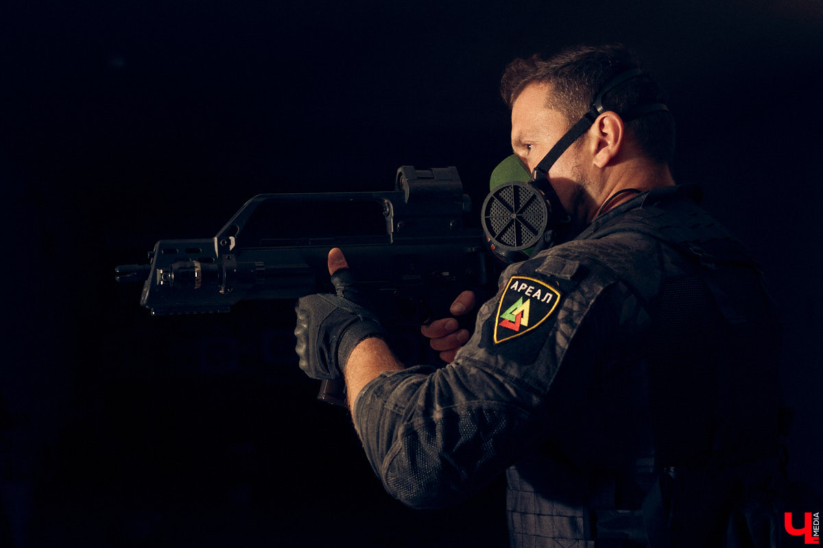 Ролевые игры — формат досуга для людей с фантазией. Тех, кто без проблем может перенестись в другую вселенную, а то и в несколько за сезон. Владимирец Олег Тютин за 15 лет сменил более десятка, в числе которых фэнтези-сеттинг Warhammer и постап-мир «Ареал». Костюмы, в которых он ищет опасные аномалии и участвует в штурмах, герой продемонстрировал «Ключ-Медиа».