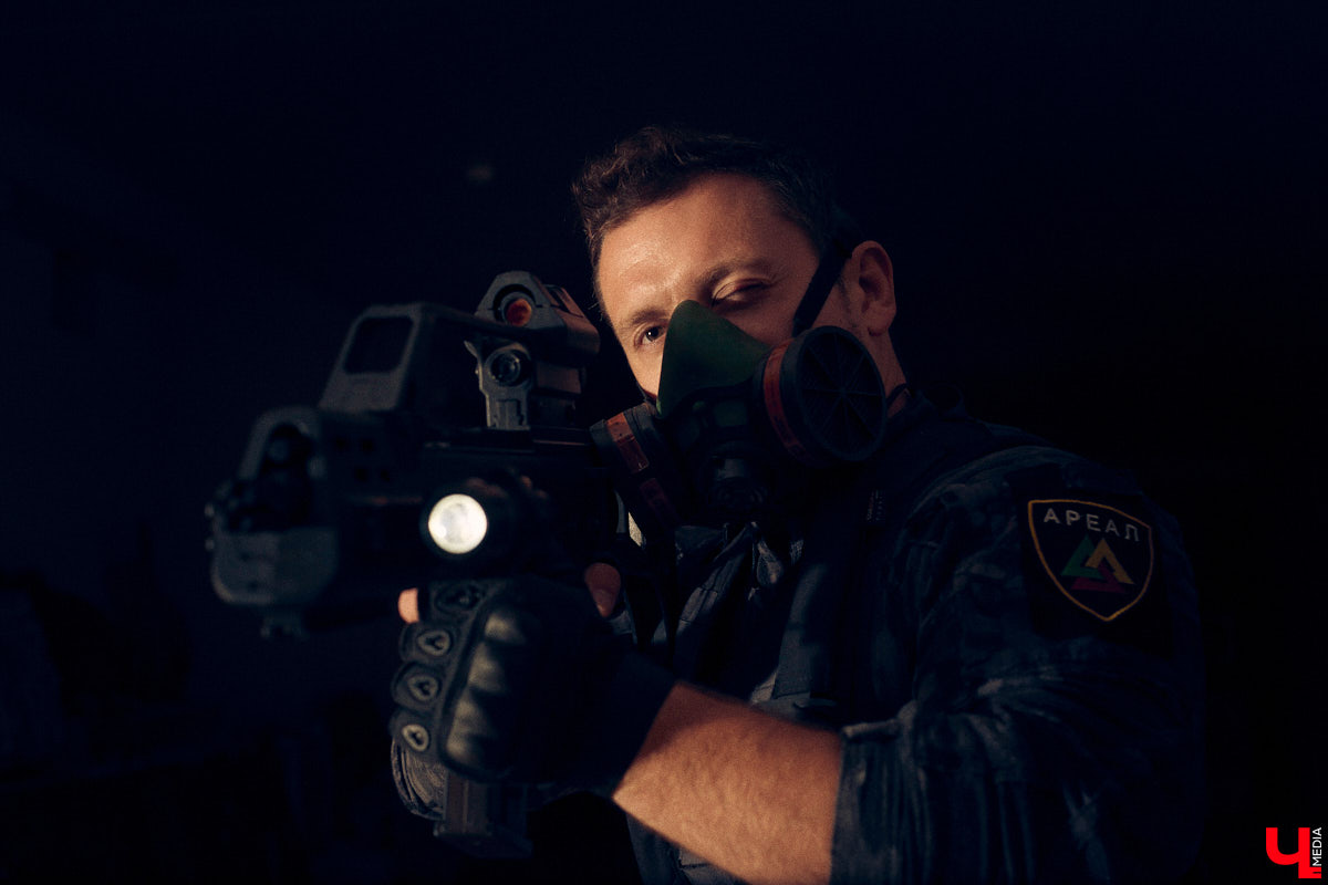 Ролевые игры — формат досуга для людей с фантазией. Тех, кто без проблем может перенестись в другую вселенную, а то и в несколько за сезон. Владимирец Олег Тютин за 15 лет сменил более десятка, в числе которых фэнтези-сеттинг Warhammer и постап-мир «Ареал». Костюмы, в которых он ищет опасные аномалии и участвует в штурмах, герой продемонстрировал «Ключ-Медиа».