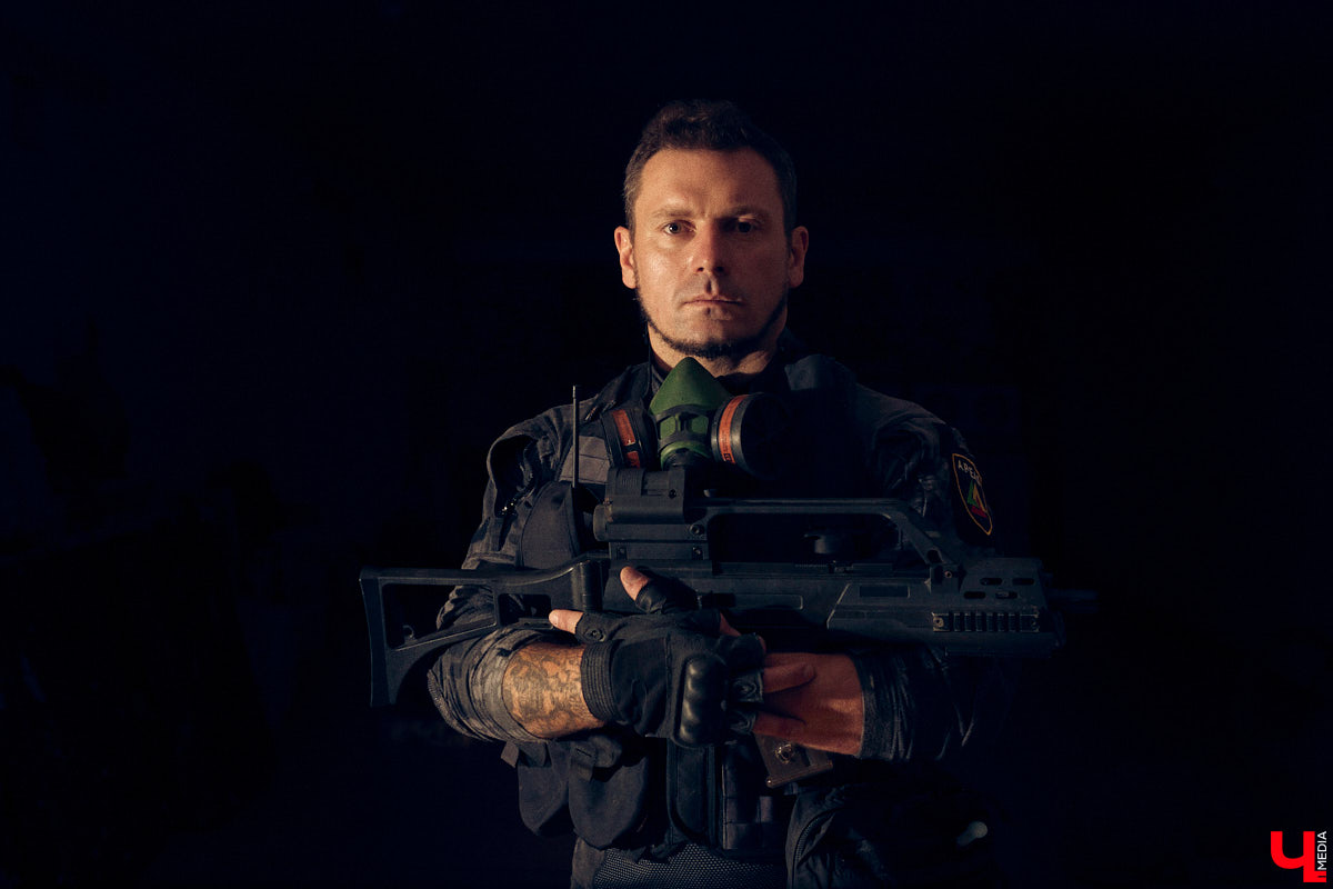 Ролевые игры — формат досуга для людей с фантазией. Тех, кто без проблем может перенестись в другую вселенную, а то и в несколько за сезон. Владимирец Олег Тютин за 15 лет сменил более десятка, в числе которых фэнтези-сеттинг Warhammer и постап-мир «Ареал». Костюмы, в которых он ищет опасные аномалии и участвует в штурмах, герой продемонстрировал «Ключ-Медиа».