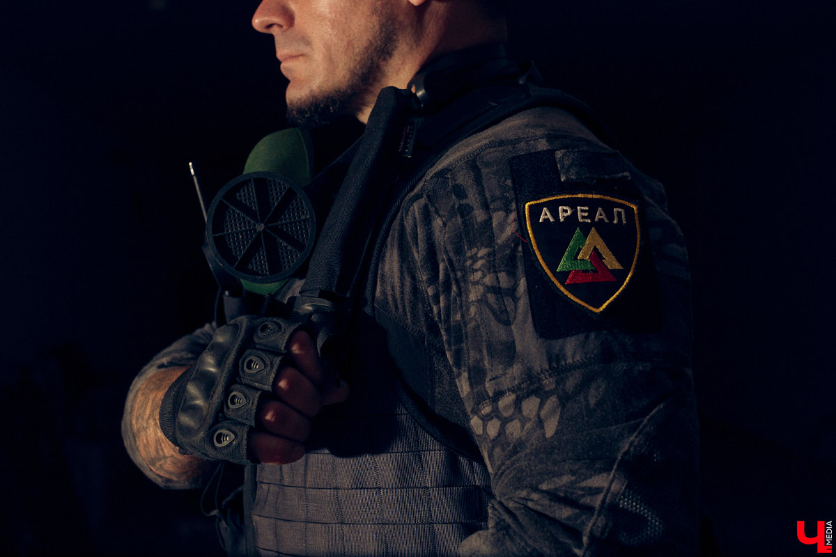 Ролевые игры — формат досуга для людей с фантазией. Тех, кто без проблем может перенестись в другую вселенную, а то и в несколько за сезон. Владимирец Олег Тютин за 15 лет сменил более десятка, в числе которых фэнтези-сеттинг Warhammer и постап-мир «Ареал». Костюмы, в которых он ищет опасные аномалии и участвует в штурмах, герой продемонстрировал «Ключ-Медиа».