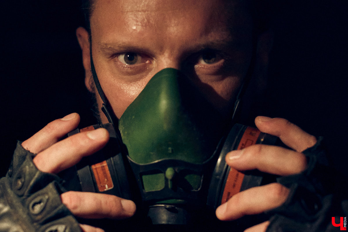 Ролевые игры — формат досуга для людей с фантазией. Тех, кто без проблем может перенестись в другую вселенную, а то и в несколько за сезон. Владимирец Олег Тютин за 15 лет сменил более десятка, в числе которых фэнтези-сеттинг Warhammer и постап-мир «Ареал». Костюмы, в которых он ищет опасные аномалии и участвует в штурмах, герой продемонстрировал «Ключ-Медиа».