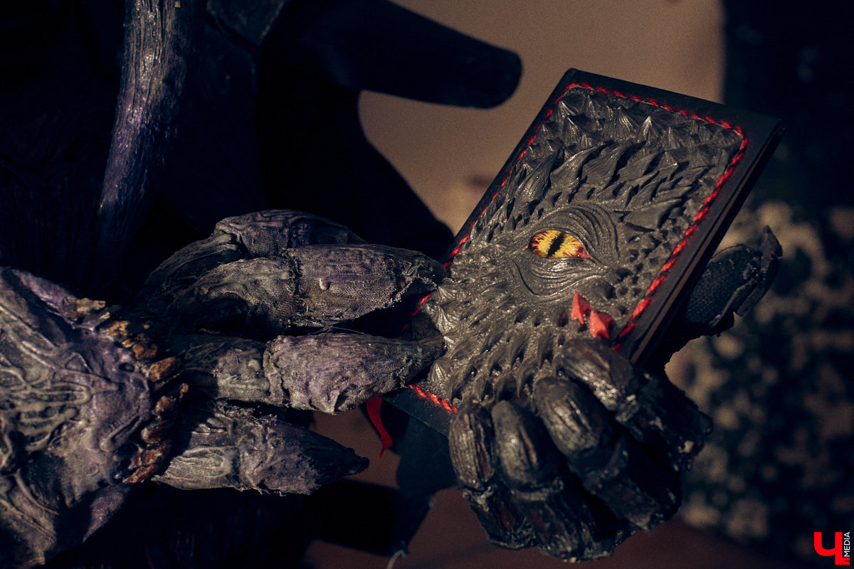 Ролевые игры — формат досуга для людей с фантазией. Тех, кто без проблем может перенестись в другую вселенную, а то и в несколько за сезон. Владимирец Олег Тютин за 15 лет сменил более десятка, в числе которых фэнтези-сеттинг Warhammer и постап-мир «Ареал». Костюмы, в которых он ищет опасные аномалии и участвует в штурмах, герой продемонстрировал «Ключ-Медиа».