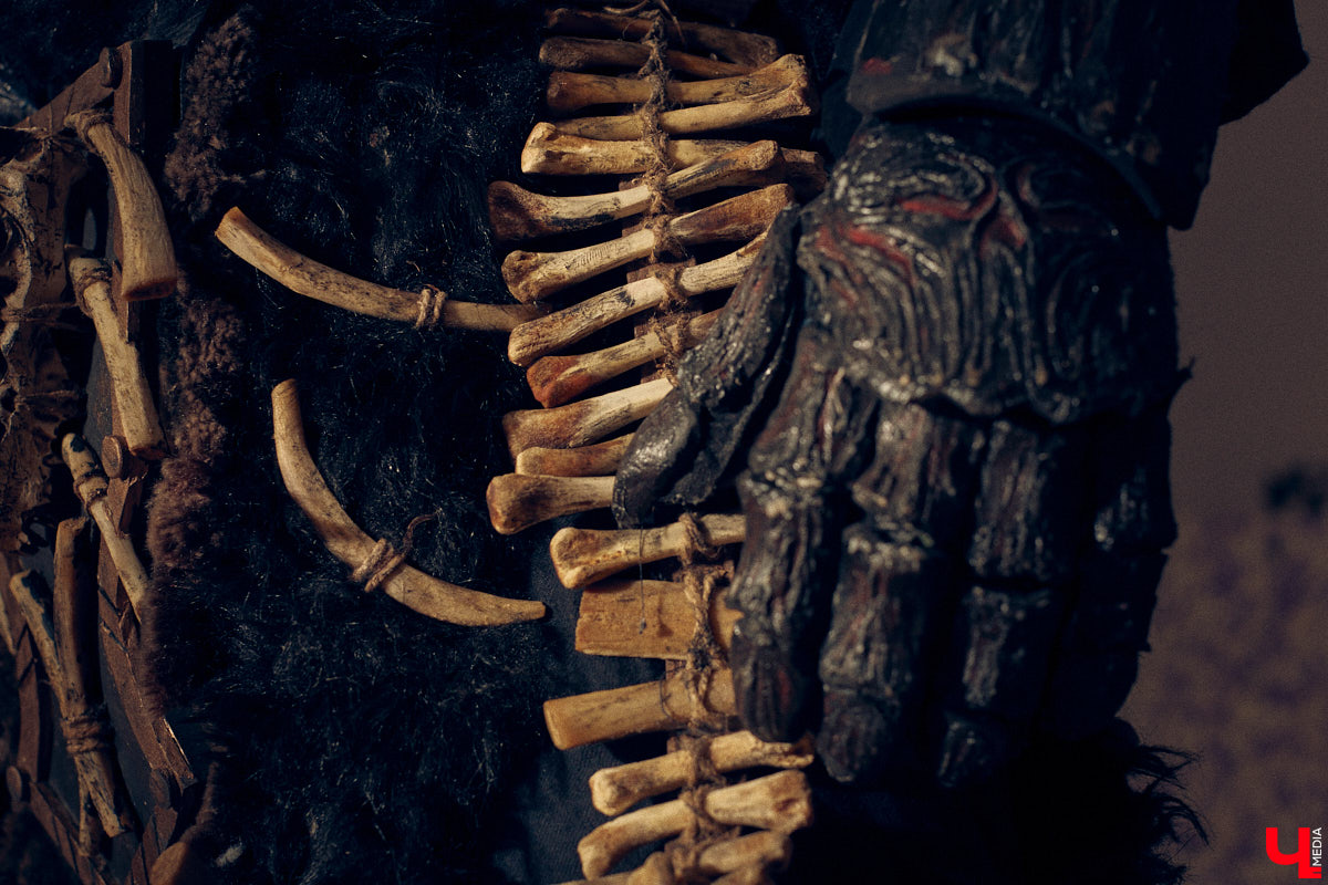 Ролевые игры — формат досуга для людей с фантазией. Тех, кто без проблем может перенестись в другую вселенную, а то и в несколько за сезон. Владимирец Олег Тютин за 15 лет сменил более десятка, в числе которых фэнтези-сеттинг Warhammer и постап-мир «Ареал». Костюмы, в которых он ищет опасные аномалии и участвует в штурмах, герой продемонстрировал «Ключ-Медиа».