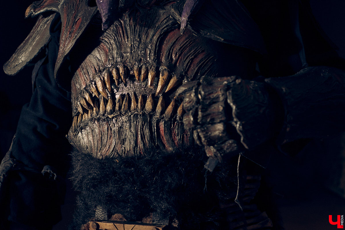 Ролевые игры — формат досуга для людей с фантазией. Тех, кто без проблем может перенестись в другую вселенную, а то и в несколько за сезон. Владимирец Олег Тютин за 15 лет сменил более десятка, в числе которых фэнтези-сеттинг Warhammer и постап-мир «Ареал». Костюмы, в которых он ищет опасные аномалии и участвует в штурмах, герой продемонстрировал «Ключ-Медиа».