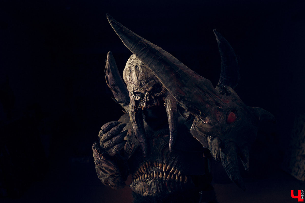 Ролевые игры — формат досуга для людей с фантазией. Тех, кто без проблем может перенестись в другую вселенную, а то и в несколько за сезон. Владимирец Олег Тютин за 15 лет сменил более десятка, в числе которых фэнтези-сеттинг Warhammer и постап-мир «Ареал». Костюмы, в которых он ищет опасные аномалии и участвует в штурмах, герой продемонстрировал «Ключ-Медиа».