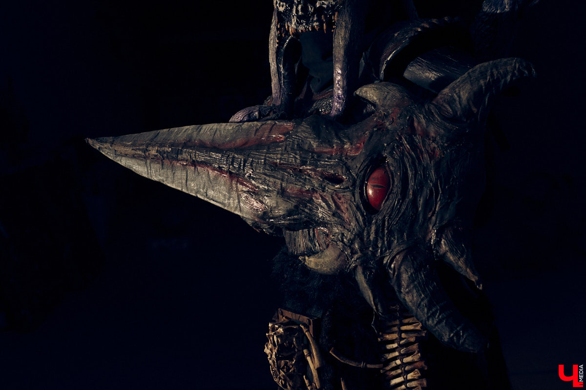 Ролевые игры — формат досуга для людей с фантазией. Тех, кто без проблем может перенестись в другую вселенную, а то и в несколько за сезон. Владимирец Олег Тютин за 15 лет сменил более десятка, в числе которых фэнтези-сеттинг Warhammer и постап-мир «Ареал». Костюмы, в которых он ищет опасные аномалии и участвует в штурмах, герой продемонстрировал «Ключ-Медиа».