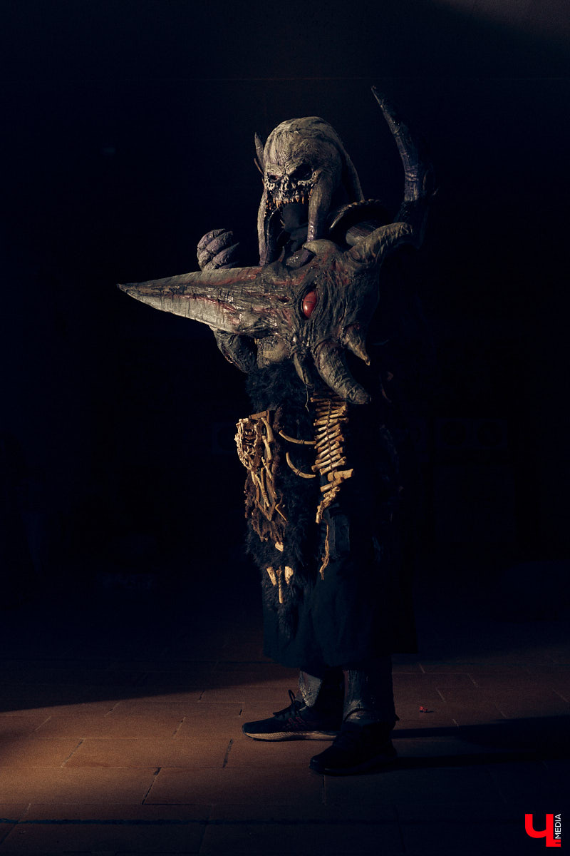 Ролевые игры — формат досуга для людей с фантазией. Тех, кто без проблем может перенестись в другую вселенную, а то и в несколько за сезон. Владимирец Олег Тютин за 15 лет сменил более десятка, в числе которых фэнтези-сеттинг Warhammer и постап-мир «Ареал». Костюмы, в которых он ищет опасные аномалии и участвует в штурмах, герой продемонстрировал «Ключ-Медиа».