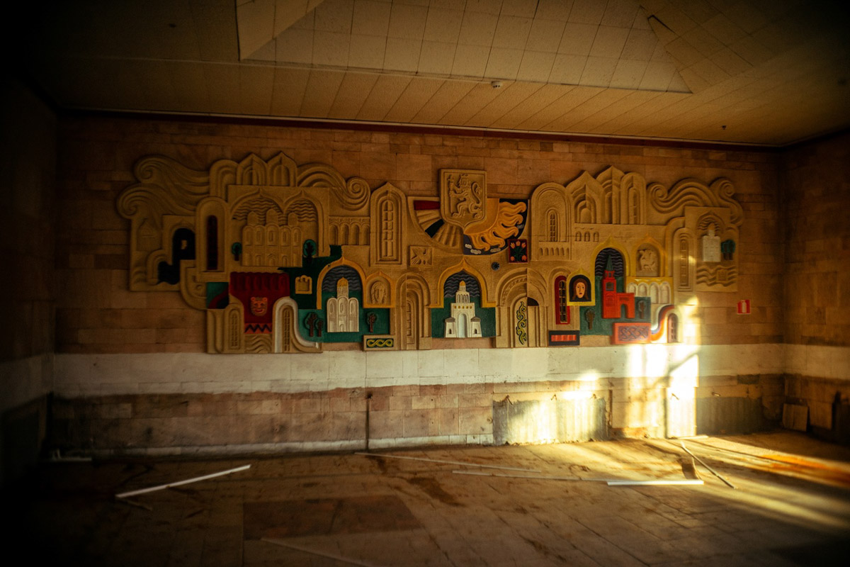 Недавно там звучали звонкие голоса ребят, теперь слышны лишь шаги индустриальных туристов, заглянувших в очередную заброшку. Детский санаторий «Строитель» в 30 км от Владимира уже несколько лет пустует, а судьба его пошла под откос в 2010 году. Сейчас некогда популярная локация в сосновом бору лишь еще один сталк-объект.