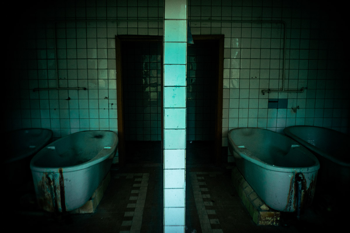 Недавно там звучали звонкие голоса ребят, теперь слышны лишь шаги индустриальных туристов, заглянувших в очередную заброшку. Детский санаторий «Строитель» в 30 км от Владимира уже несколько лет пустует, а судьба его пошла под откос в 2010 году. Сейчас некогда популярная локация в сосновом бору лишь еще один сталк-объект.