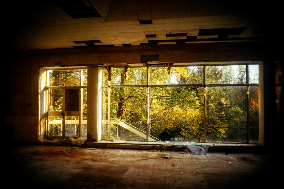 Недавно там звучали звонкие голоса ребят, теперь слышны лишь шаги индустриальных туристов, заглянувших в очередную заброшку. Детский санаторий «Строитель» в 30 км от Владимира уже несколько лет пустует, а судьба его пошла под откос в 2010 году. Сейчас некогда популярная локация в сосновом бору лишь еще один сталк-объект.