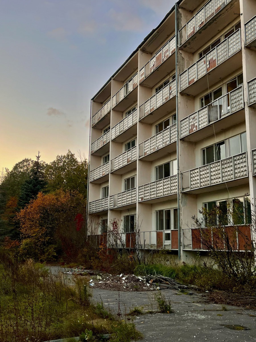 Недавно там звучали звонкие голоса ребят, теперь слышны лишь шаги индустриальных туристов, заглянувших в очередную заброшку. Детский санаторий «Строитель» в 30 км от Владимира уже несколько лет пустует, а судьба его пошла под откос в 2010 году. Сейчас некогда популярная локация в сосновом бору лишь еще один сталк-объект.