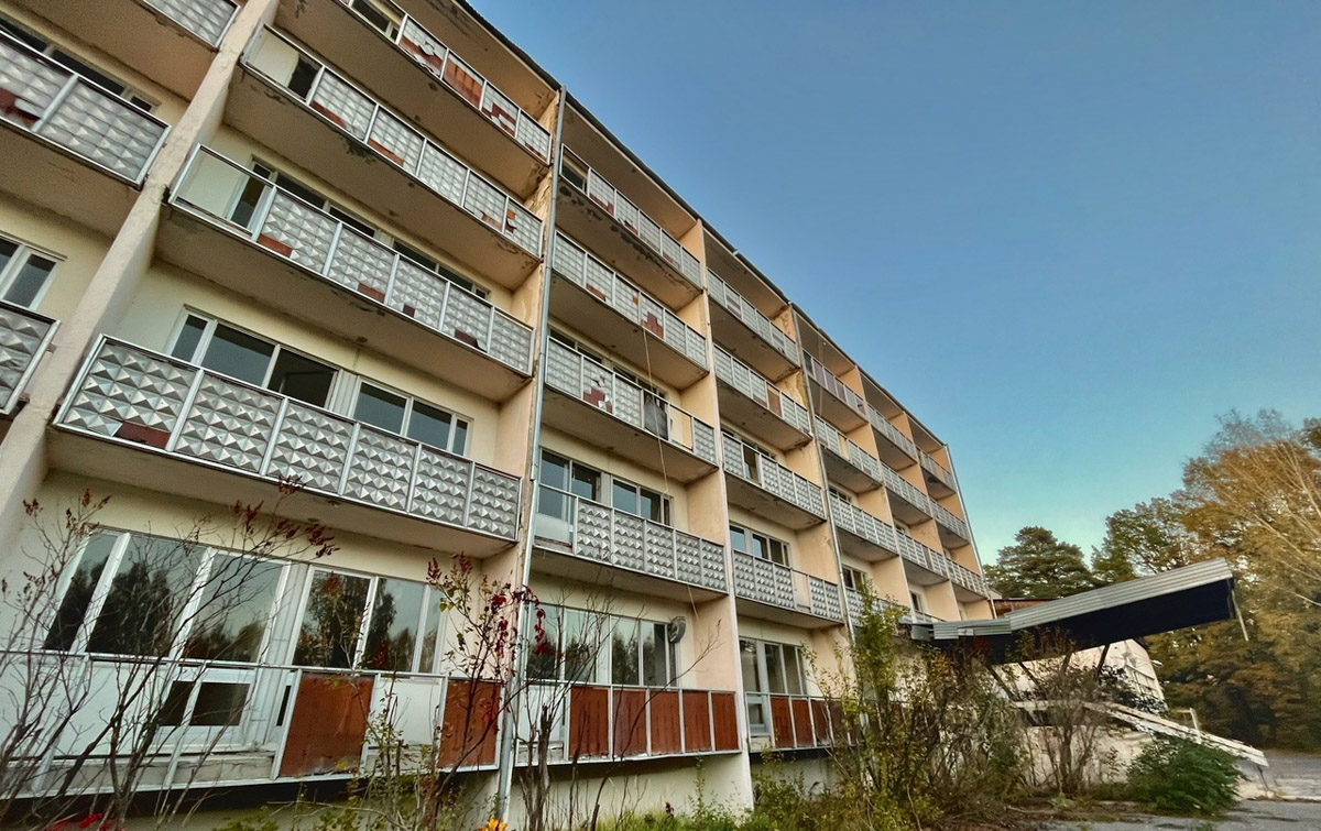 Недавно там звучали звонкие голоса ребят, теперь слышны лишь шаги индустриальных туристов, заглянувших в очередную заброшку. Детский санаторий «Строитель» в 30 км от Владимира уже несколько лет пустует, а судьба его пошла под откос в 2010 году. Сейчас некогда популярная локация в сосновом бору лишь еще один сталк-объект.