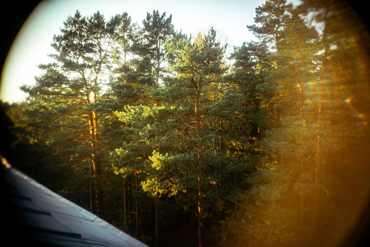 Недавно там звучали звонкие голоса ребят, теперь слышны лишь шаги индустриальных туристов, заглянувших в очередную заброшку. Детский санаторий «Строитель» в 30 км от Владимира уже несколько лет пустует, а судьба его пошла под откос в 2010 году. Сейчас некогда популярная локация в сосновом бору лишь еще один сталк-объект.