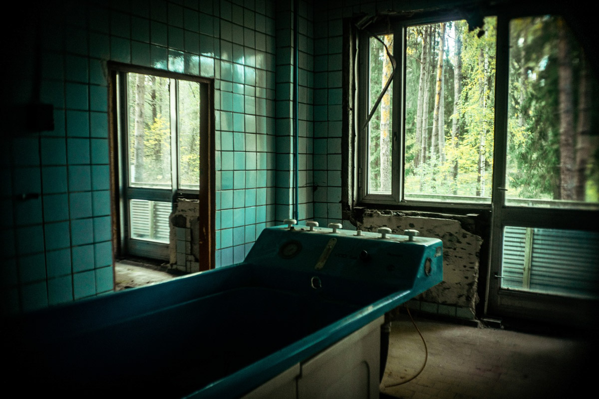 Недавно там звучали звонкие голоса ребят, теперь слышны лишь шаги индустриальных туристов, заглянувших в очередную заброшку. Детский санаторий «Строитель» в 30 км от Владимира уже несколько лет пустует, а судьба его пошла под откос в 2010 году. Сейчас некогда популярная локация в сосновом бору лишь еще один сталк-объект.