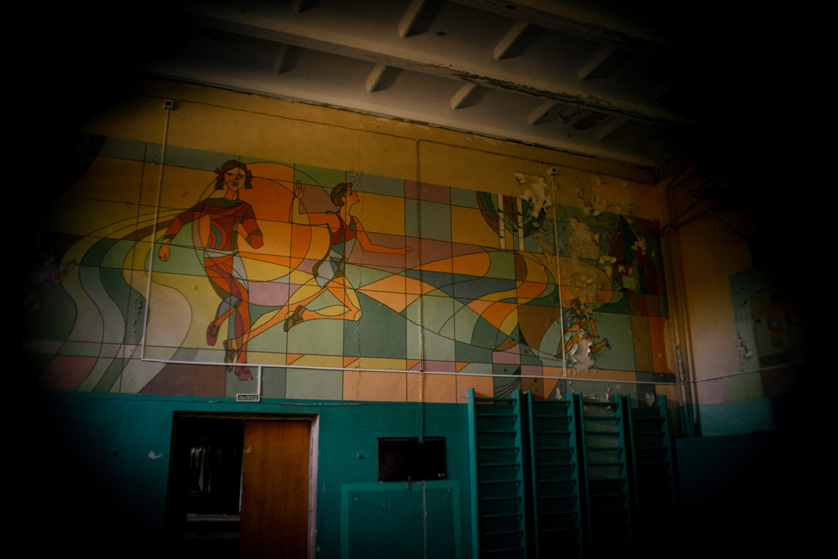 Недавно там звучали звонкие голоса ребят, теперь слышны лишь шаги индустриальных туристов, заглянувших в очередную заброшку. Детский санаторий «Строитель» в 30 км от Владимира уже несколько лет пустует, а судьба его пошла под откос в 2010 году. Сейчас некогда популярная локация в сосновом бору лишь еще один сталк-объект.