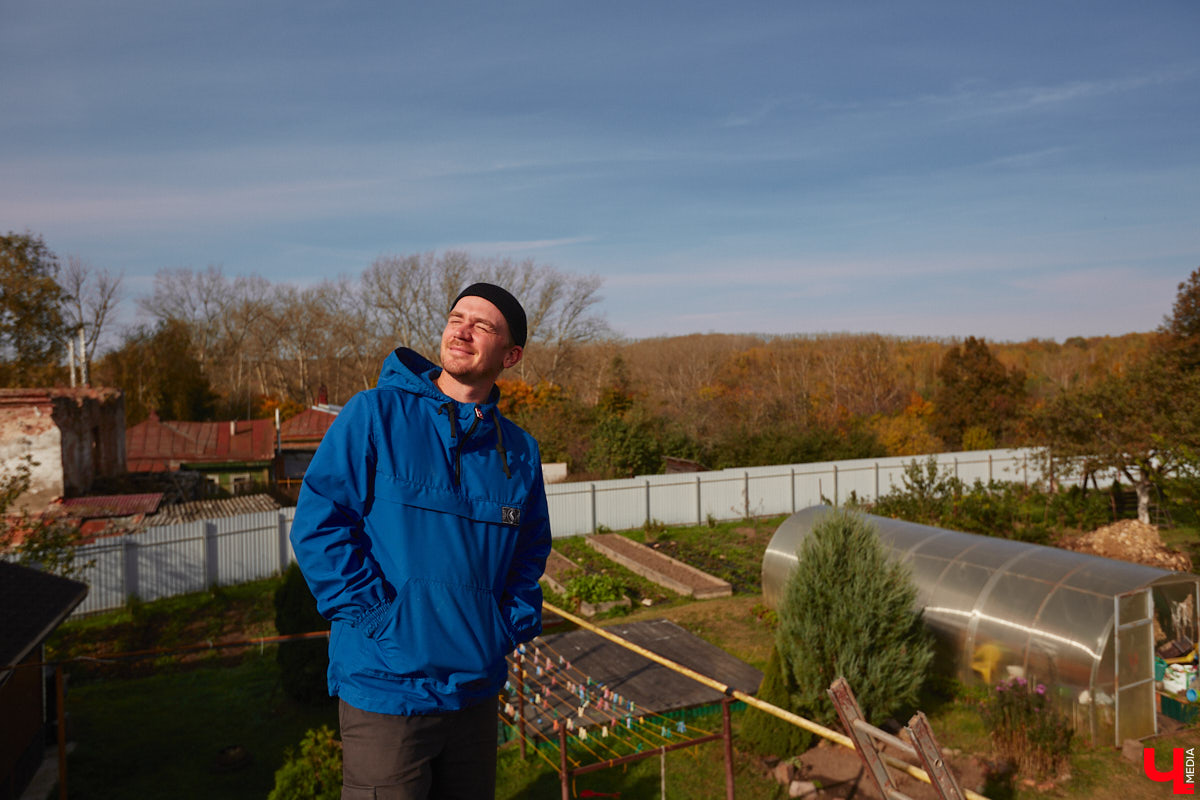 Однажды в общественном транспорте две женщины громко спорили, где растут самые вкусные яблоки. Одна говорила, что в МЮДе, другая уверяла, что в поселке Садовом. И обе оказались правы. Что еще интересного есть в этом районе, на сегодняшней экскурсии нам поведал местный художник Антон Ёжкин.