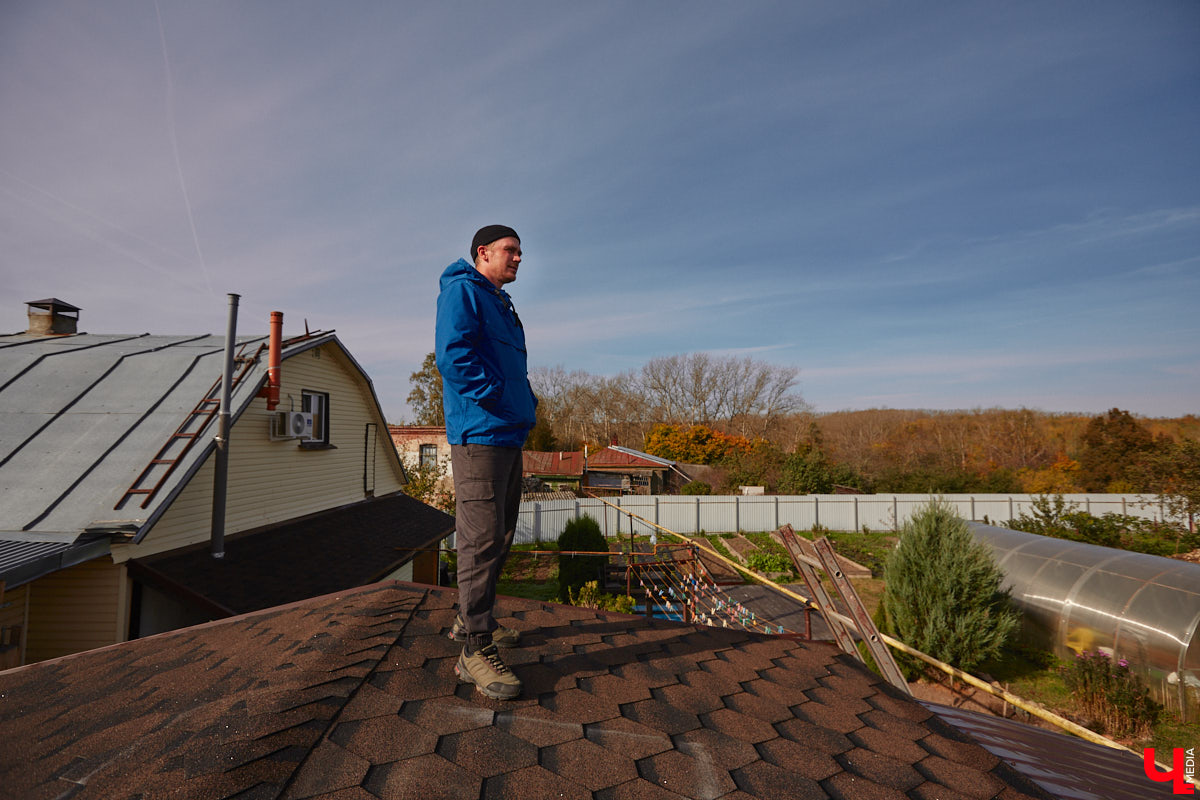 Однажды в общественном транспорте две женщины громко спорили, где растут самые вкусные яблоки. Одна говорила, что в МЮДе, другая уверяла, что в поселке Садовом. И обе оказались правы. Что еще интересного есть в этом районе, на сегодняшней экскурсии нам поведал местный художник Антон Ёжкин.