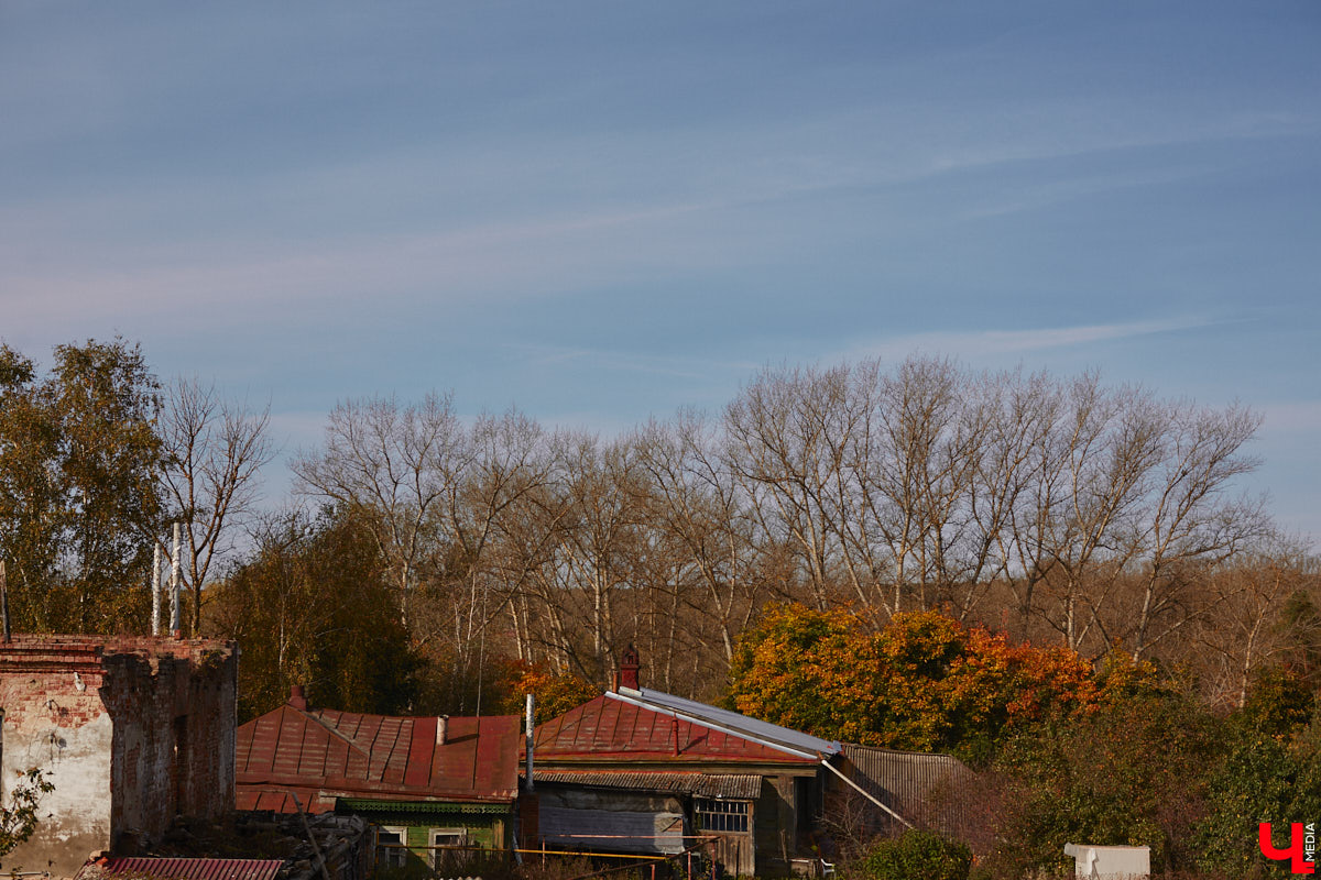 Однажды в общественном транспорте две женщины громко спорили, где растут самые вкусные яблоки. Одна говорила, что в МЮДе, другая уверяла, что в поселке Садовом. И обе оказались правы. Что еще интересного есть в этом районе, на сегодняшней экскурсии нам поведал местный художник Антон Ёжкин.