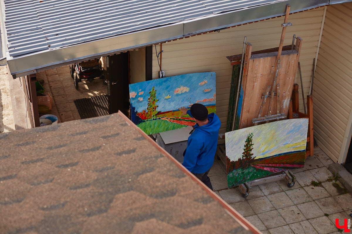 Однажды в общественном транспорте две женщины громко спорили, где растут самые вкусные яблоки. Одна говорила, что в МЮДе, другая уверяла, что в поселке Садовом. И обе оказались правы. Что еще интересного есть в этом районе, на сегодняшней экскурсии нам поведал местный художник Антон Ёжкин.