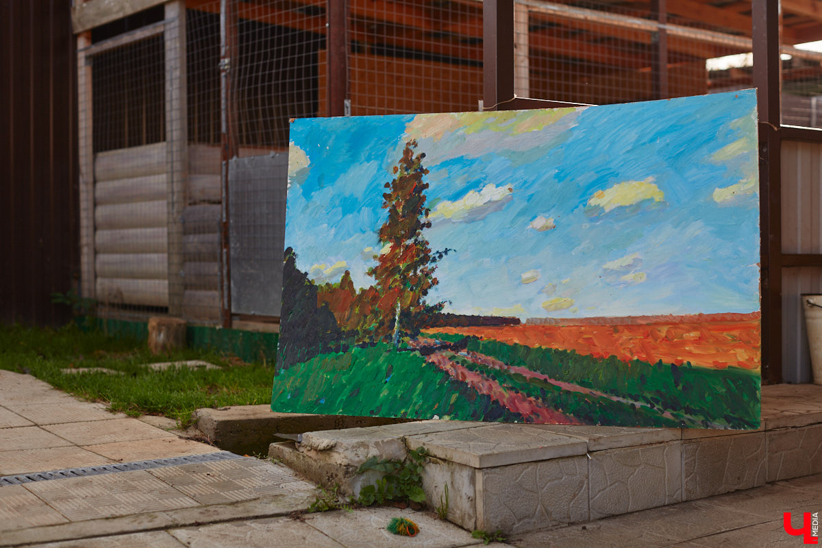 Однажды в общественном транспорте две женщины громко спорили, где растут самые вкусные яблоки. Одна говорила, что в МЮДе, другая уверяла, что в поселке Садовом. И обе оказались правы. Что еще интересного есть в этом районе, на сегодняшней экскурсии нам поведал местный художник Антон Ёжкин.
