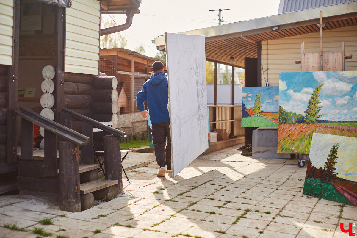 Однажды в общественном транспорте две женщины громко спорили, где растут самые вкусные яблоки. Одна говорила, что в МЮДе, другая уверяла, что в поселке Садовом. И обе оказались правы. Что еще интересного есть в этом районе, на сегодняшней экскурсии нам поведал местный художник Антон Ёжкин.