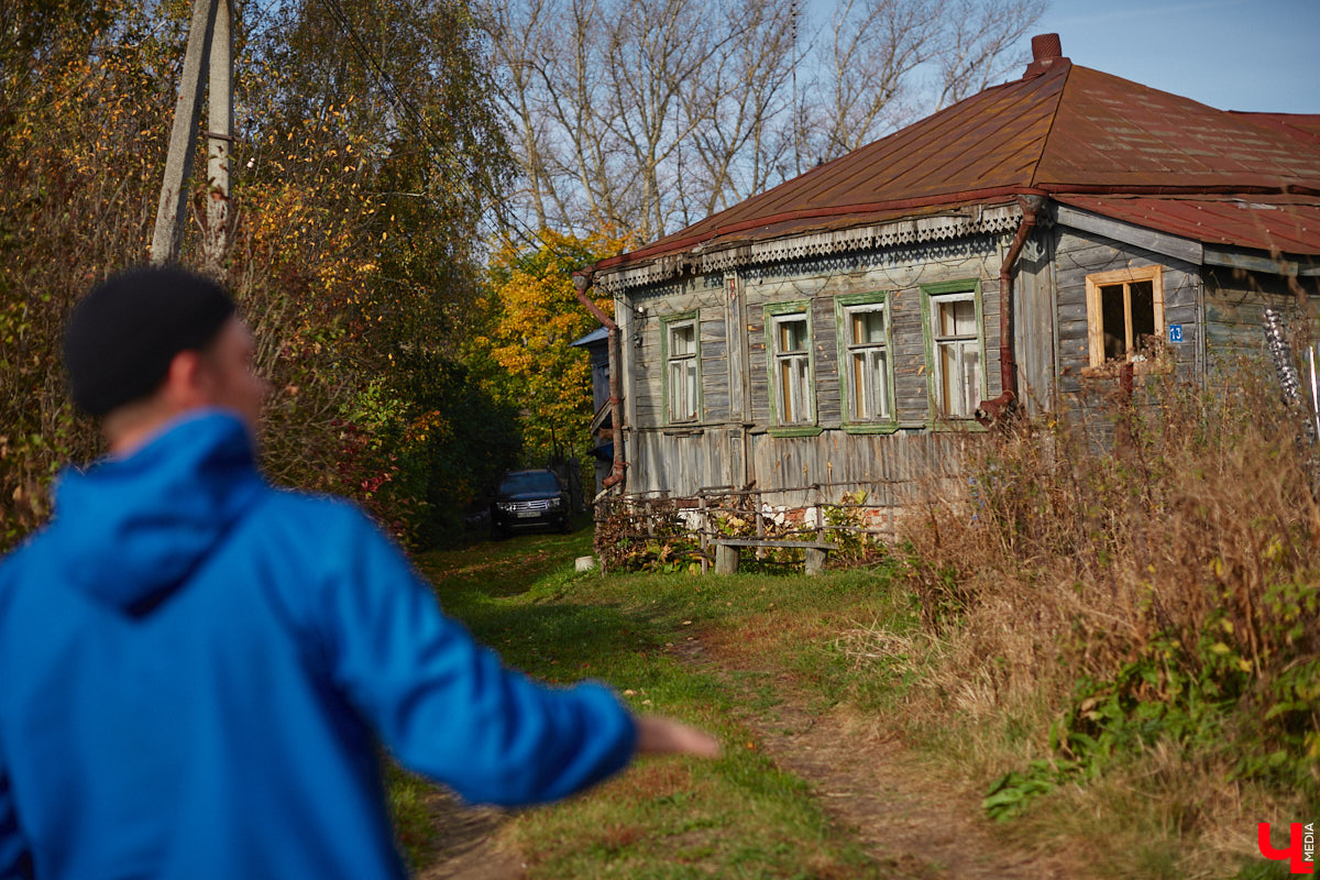 Однажды в общественном транспорте две женщины громко спорили, где растут самые вкусные яблоки. Одна говорила, что в МЮДе, другая уверяла, что в поселке Садовом. И обе оказались правы. Что еще интересного есть в этом районе, на сегодняшней экскурсии нам поведал местный художник Антон Ёжкин.