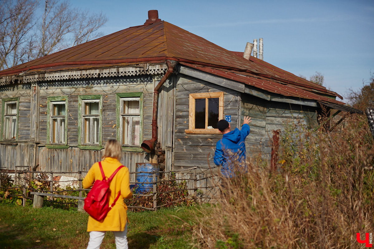 Однажды в общественном транспорте две женщины громко спорили, где растут самые вкусные яблоки. Одна говорила, что в МЮДе, другая уверяла, что в поселке Садовом. И обе оказались правы. Что еще интересного есть в этом районе, на сегодняшней экскурсии нам поведал местный художник Антон Ёжкин.