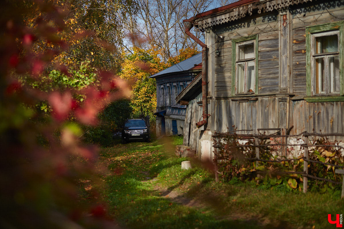 Однажды в общественном транспорте две женщины громко спорили, где растут самые вкусные яблоки. Одна говорила, что в МЮДе, другая уверяла, что в поселке Садовом. И обе оказались правы. Что еще интересного есть в этом районе, на сегодняшней экскурсии нам поведал местный художник Антон Ёжкин.