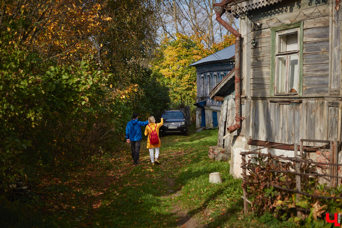 Однажды в общественном транспорте две женщины громко спорили, где растут самые вкусные яблоки. Одна говорила, что в МЮДе, другая уверяла, что в поселке Садовом. И обе оказались правы. Что еще интересного есть в этом районе, на сегодняшней экскурсии нам поведал местный художник Антон Ёжкин.