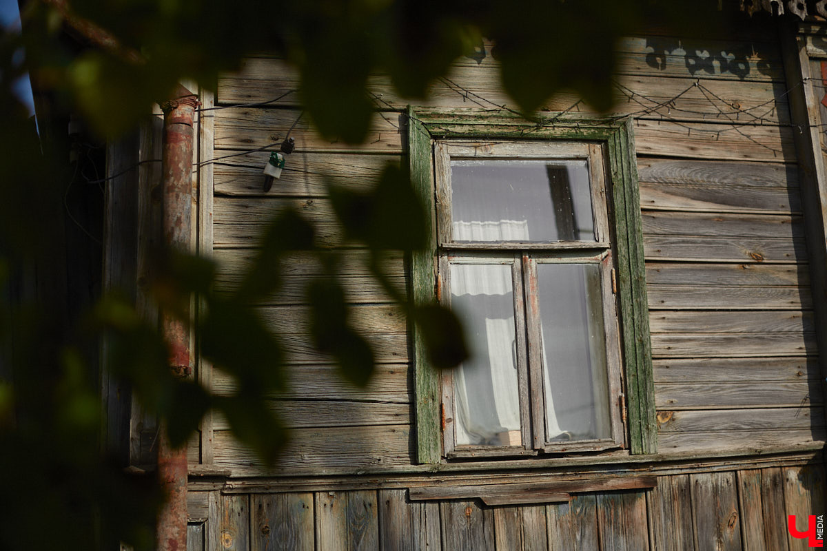 Однажды в общественном транспорте две женщины громко спорили, где растут самые вкусные яблоки. Одна говорила, что в МЮДе, другая уверяла, что в поселке Садовом. И обе оказались правы. Что еще интересного есть в этом районе, на сегодняшней экскурсии нам поведал местный художник Антон Ёжкин.