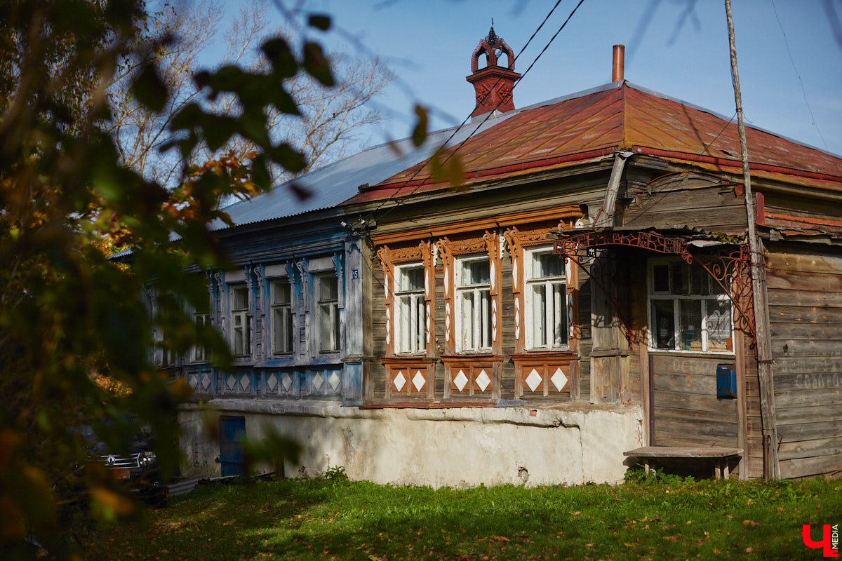 Однажды в общественном транспорте две женщины громко спорили, где растут самые вкусные яблоки. Одна говорила, что в МЮДе, другая уверяла, что в поселке Садовом. И обе оказались правы. Что еще интересного есть в этом районе, на сегодняшней экскурсии нам поведал местный художник Антон Ёжкин.