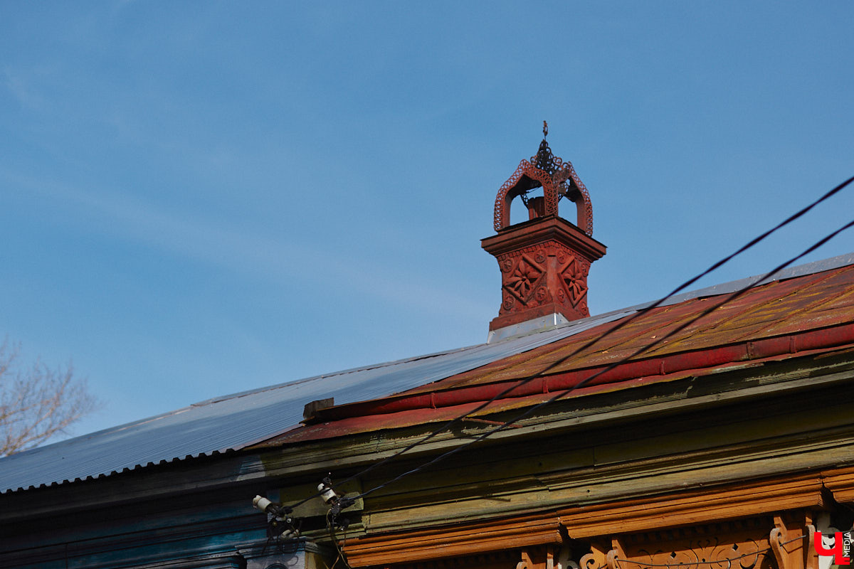 Однажды в общественном транспорте две женщины громко спорили, где растут самые вкусные яблоки. Одна говорила, что в МЮДе, другая уверяла, что в поселке Садовом. И обе оказались правы. Что еще интересного есть в этом районе, на сегодняшней экскурсии нам поведал местный художник Антон Ёжкин.