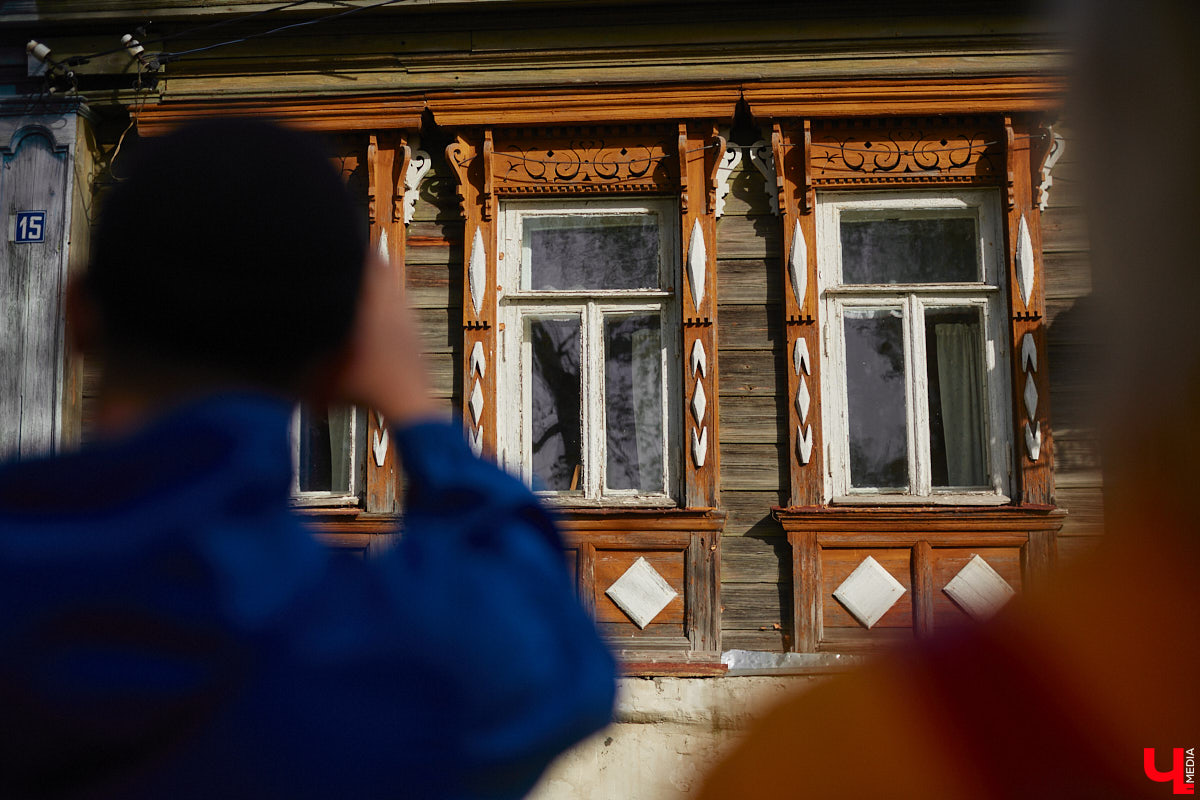 Однажды в общественном транспорте две женщины громко спорили, где растут самые вкусные яблоки. Одна говорила, что в МЮДе, другая уверяла, что в поселке Садовом. И обе оказались правы. Что еще интересного есть в этом районе, на сегодняшней экскурсии нам поведал местный художник Антон Ёжкин.