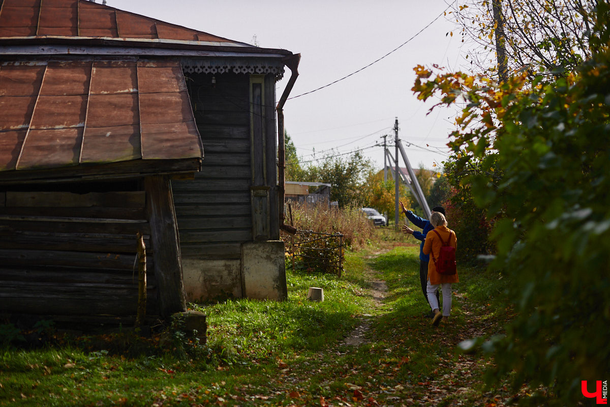 Однажды в общественном транспорте две женщины громко спорили, где растут самые вкусные яблоки. Одна говорила, что в МЮДе, другая уверяла, что в поселке Садовом. И обе оказались правы. Что еще интересного есть в этом районе, на сегодняшней экскурсии нам поведал местный художник Антон Ёжкин.